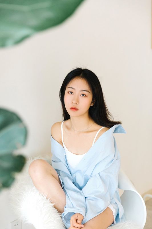 00后微乳少女蕾丝吊带内衣性感丰臀诱惑写真