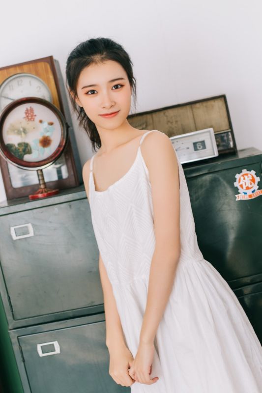 日本长相甜美萝莉私房酥胸吊带性感写真