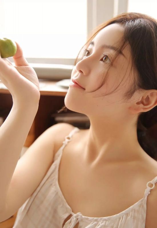 美女少妇酥胸爆乳吊带短裙私房诱人性欲写真图片