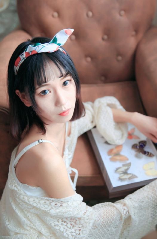 美女校花私房床上吊带内衣性感诱人诱惑写真图片