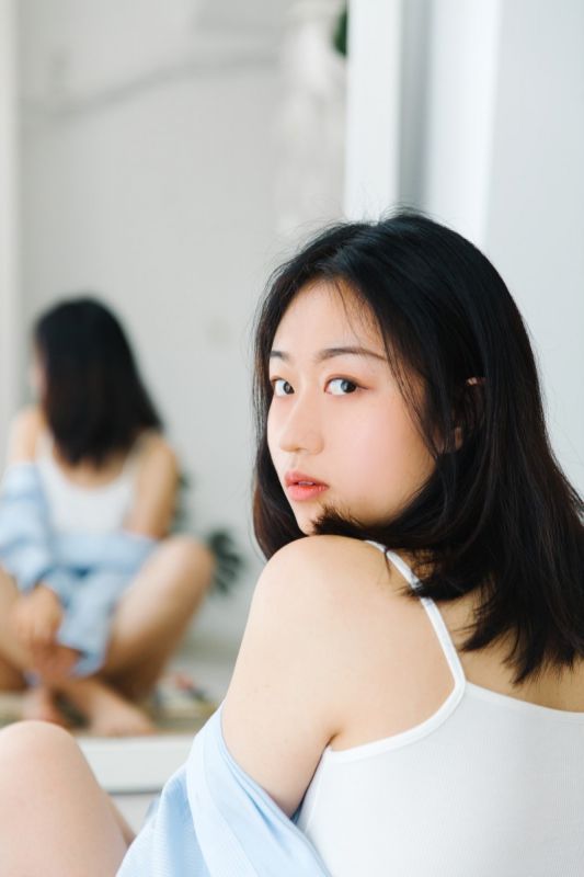 00后微乳少女蕾丝吊带内衣性感丰臀诱惑写真