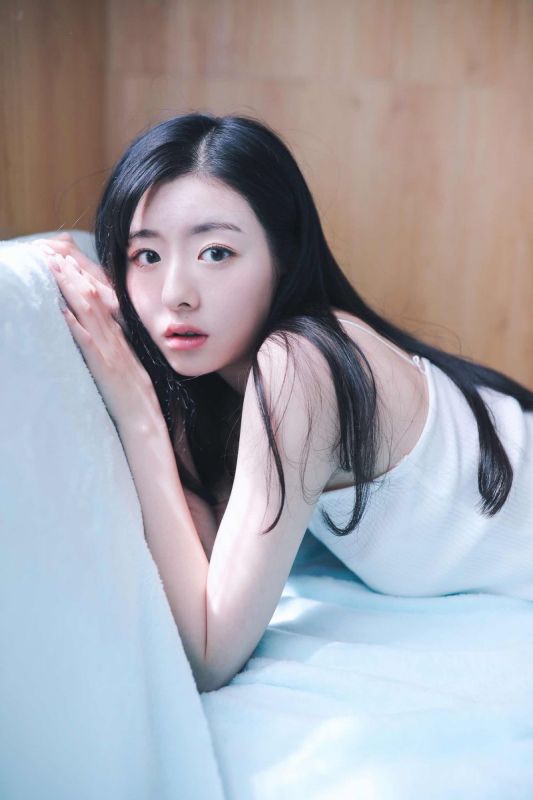 内衣酥胸幼体少女白丝袜美腿居家床照诱惑十足写真