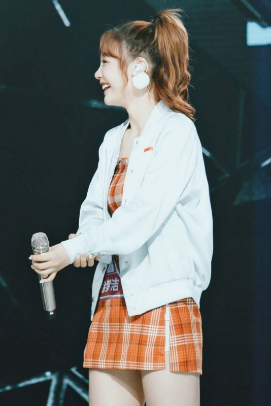 徐梦洁舞台现场短裙美腿靓丽火辣明星写真图片