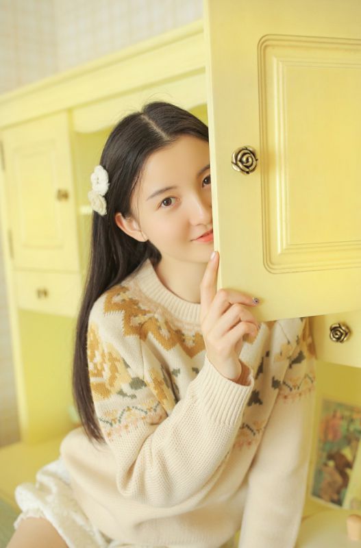 五官清秀美女居家长腿翘臀清纯氧气唯美写真图片