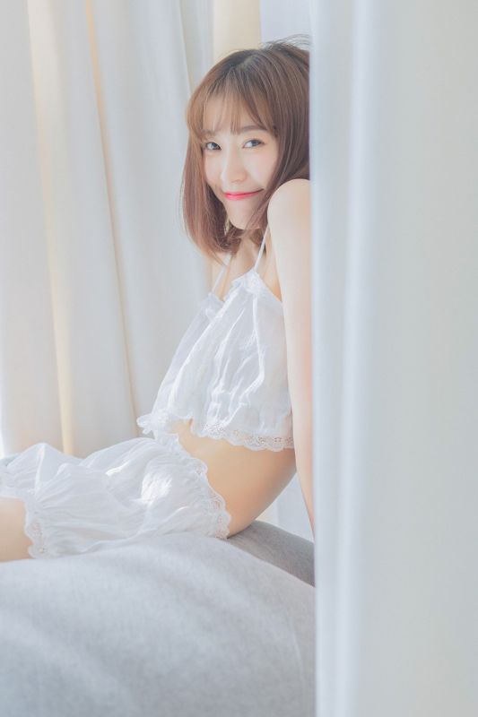 短发时尚辣妹纯白内衣酥胸翘臀性感写真