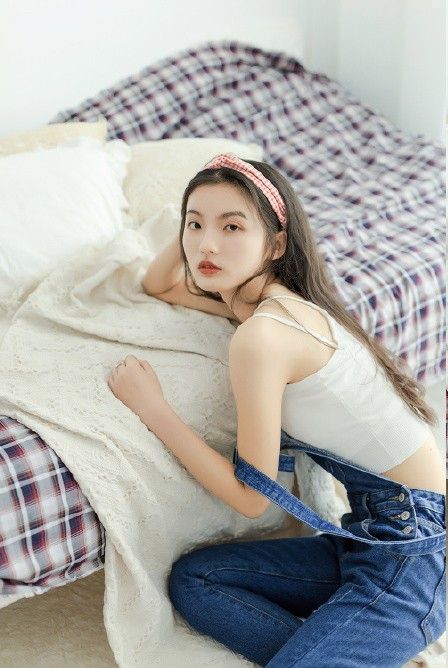 美女模特性感背带裤诱人香背美腿白嫩诱惑写真