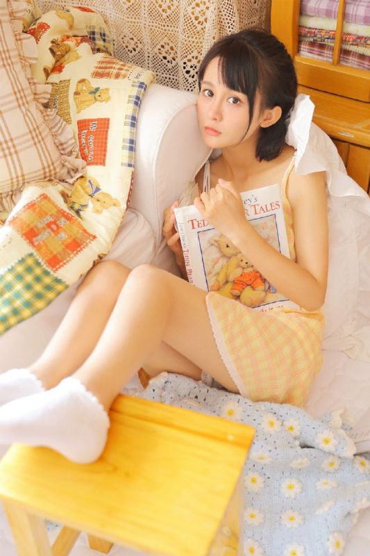 幼嫩小处女妹妹居家黄色连衣裙清纯可人写真