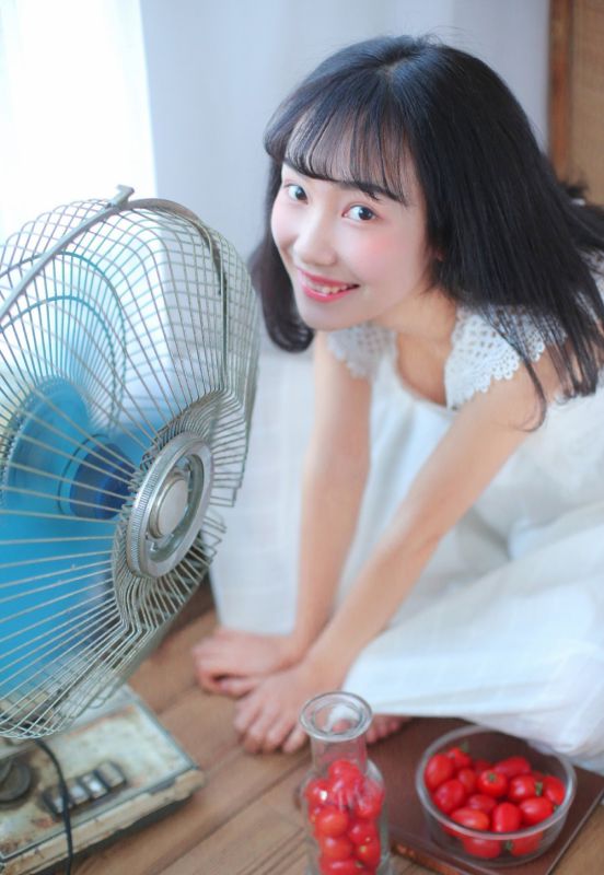 性感红唇御姐美女丰腴大胸爆乳风流人体艺术写真
