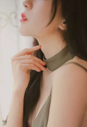性感红唇御姐美女丰腴大胸爆乳风流人体艺术写真