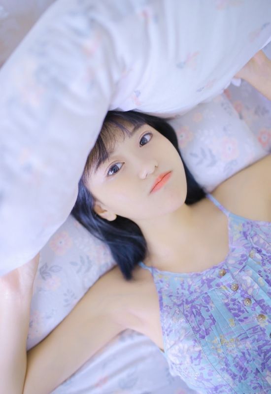 娇艳白嫩美女吊带短裤性感写真图片