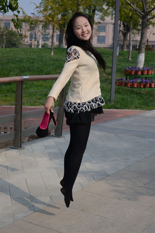街拍黑丝高跟美女图片