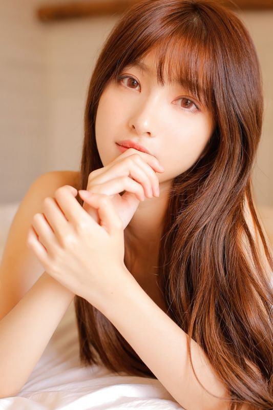 枕头大战混血美女度假吊带背心惊艳写真