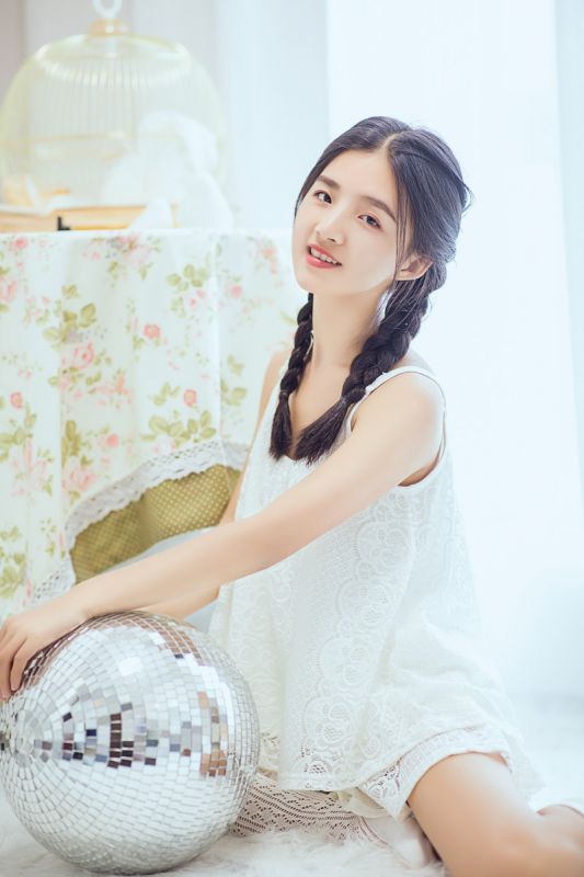 麻花辫少女天真无邪白嫩酥胸丰韵写真