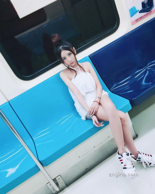 色偷偷撸香港美女巨胸年轻的妈妈性感私房照诱惑