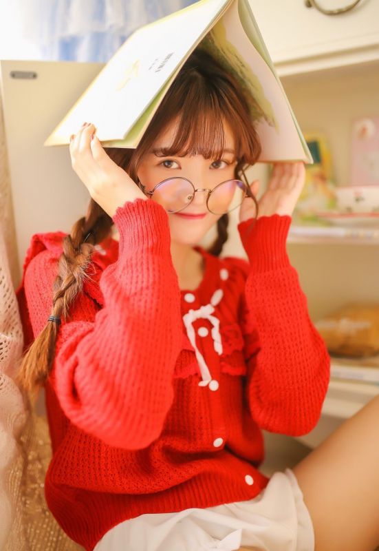 复古文艺小少女红色毛衣性感热裤美腿私房写真