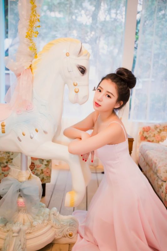巨乳辣妹波涛胸涌风骚气质白裙写真