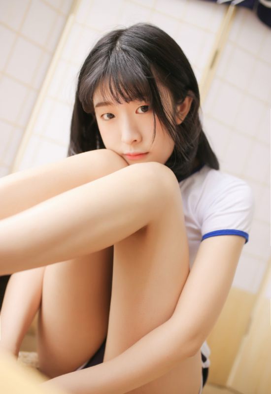 单眼皮初中生女孩日系运动装性感翘臀美女写真