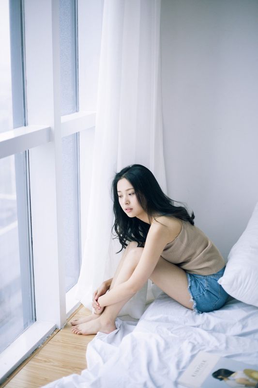 短裤秀美腿美少女背心酥胸妩媚风骚私房性感照