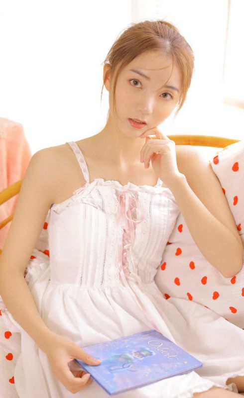 诱人性欲辣妹吊带淑女裙香肩锁骨美乳诱惑美女图片