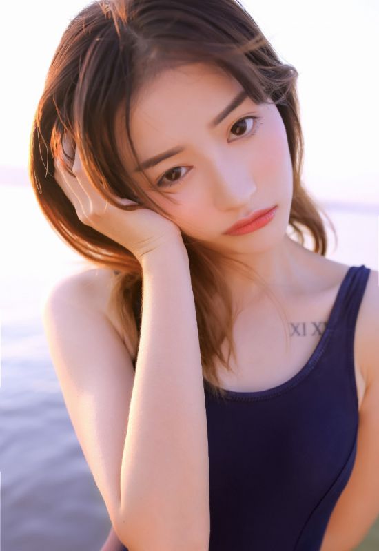 长发美女死库水性感娇姿海边比基尼写真