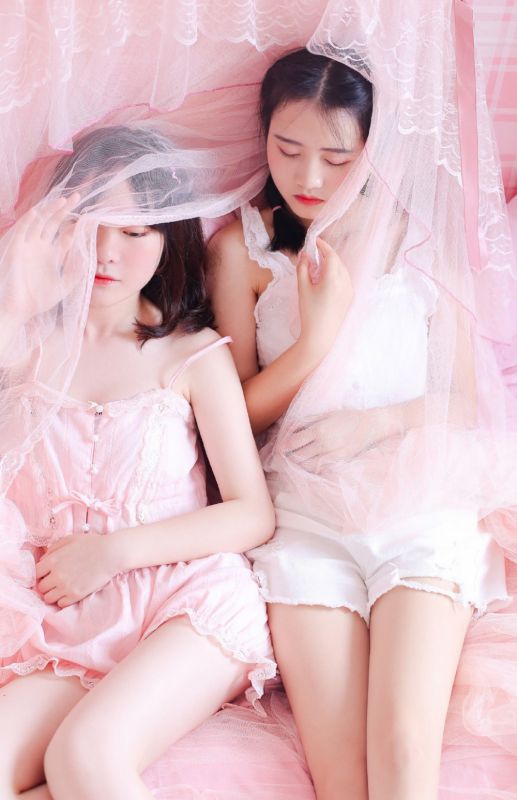 粉红美女闺蜜长腿诱人私房性感内衣火辣写真