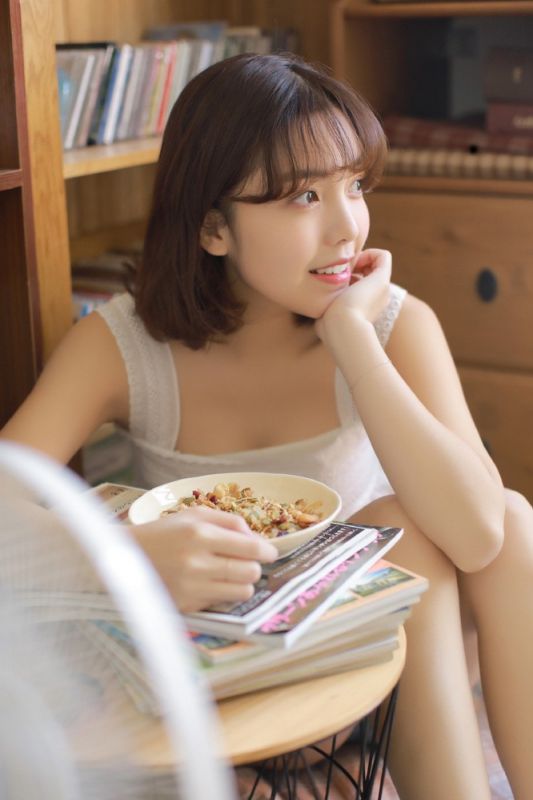 玻璃窗前美色清纯妹妹水嫩脸蛋甜美惹人疼爱居家写真
