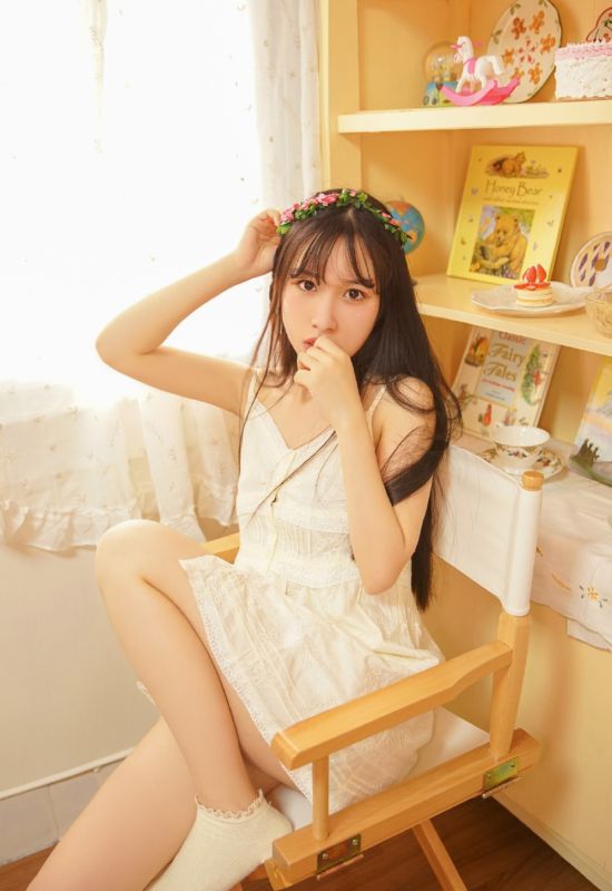 花圈女神情趣吊带睡衣性感酥胸诱惑写真图片