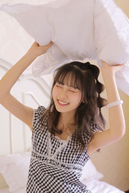 甜美女孩私房床上撩裙萝莉诱惑写真