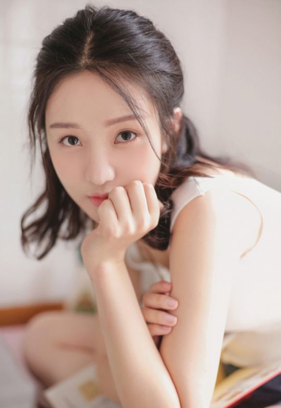 纤瘦美貌少女模特居家厨房悠闲生活性感热裤写真