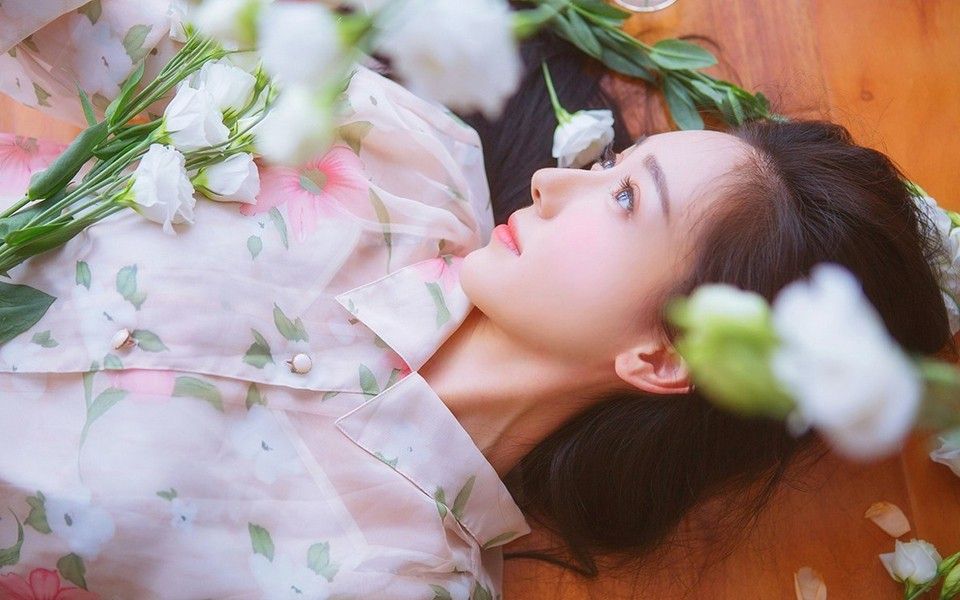 白嫩美女性感大胆私房美女写真