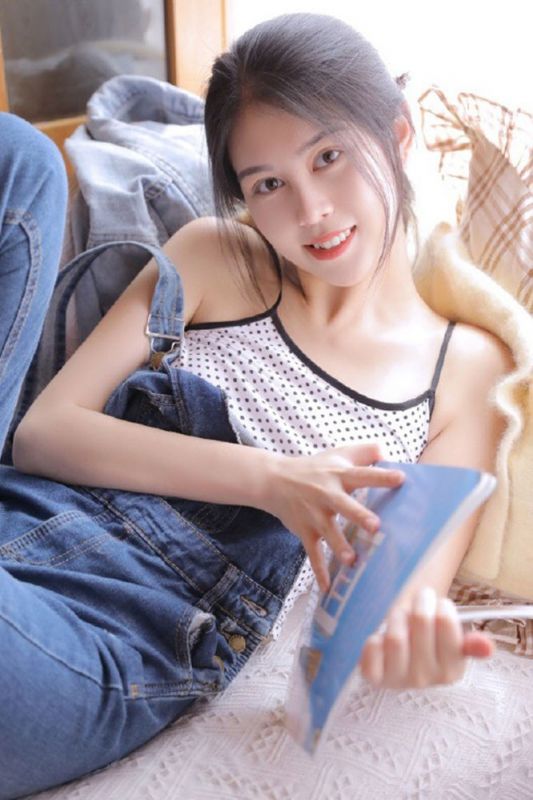 95后青春少女沙发上背带裤吊带脱落性感诱惑写真