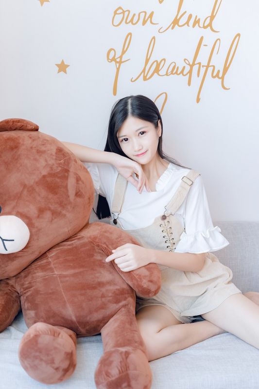 吊带短裙美女火辣性感酥胸长腿诱惑写真图片