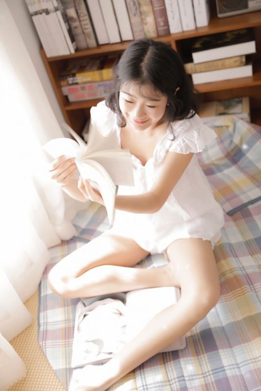 日本开苞美少女纯真甜美私房睡裙美腿白嫩可爱生活写真