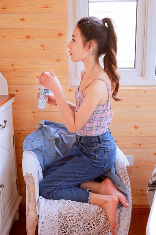 扎马尾的内衣女孩牛仔长裤性感美腿居家诱惑写真
