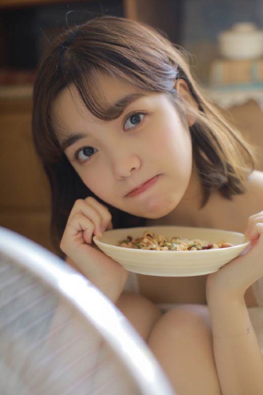 玻璃窗前美色清纯妹妹水嫩脸蛋甜美惹人疼爱居家写真