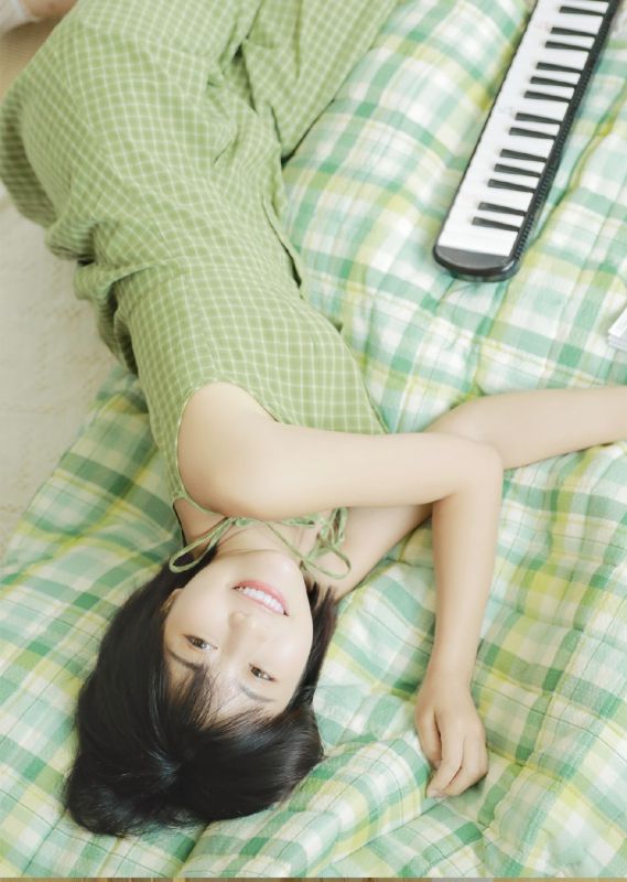 素颜美女淡绿小吊带裙小清新诱人酥胸性感白丝美腿照