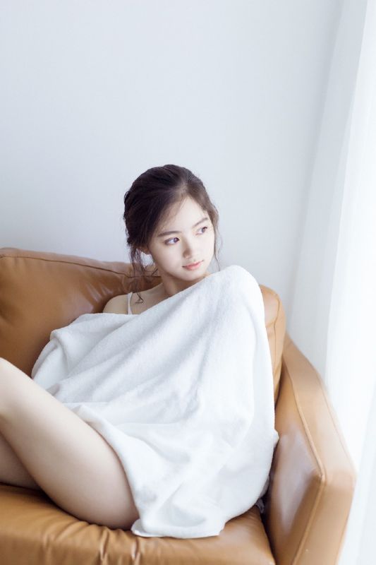 清秀养眼美少女纯白浴袍裸露出白嫩酥胸性感诱惑写真