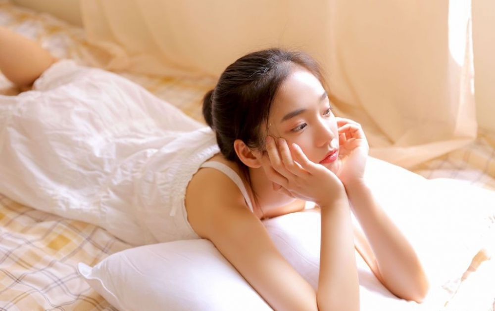 马尾美女薄纱无袖裙子内衣露香肩性感锁骨写真