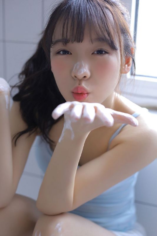 小萝莉美女浴缸玩泡泡湿身白嫩性感人体艺术写真