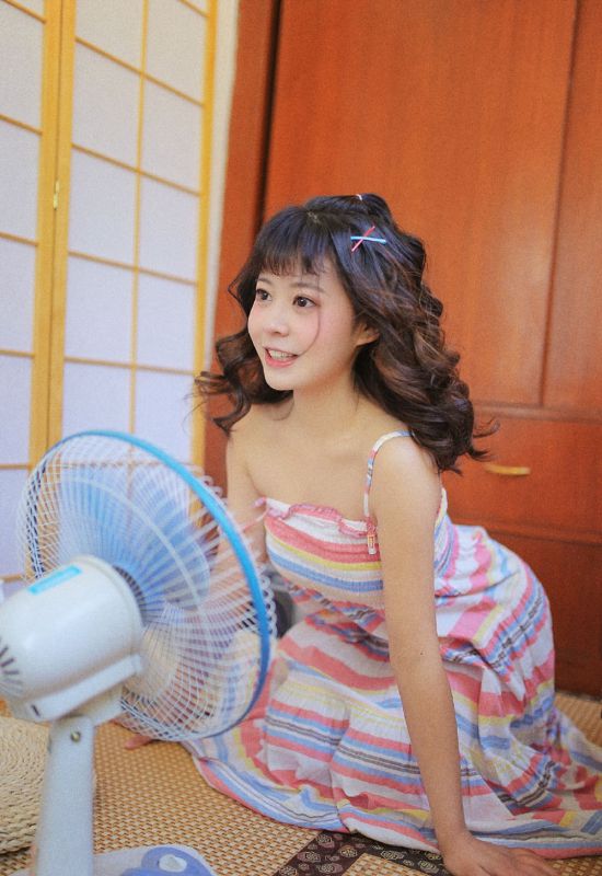 童颜巨乳熟女妹妹大胆居家服美腿性感私房写真