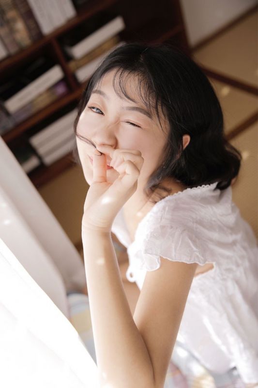 日本开苞美少女纯真甜美私房睡裙美腿白嫩可爱生活写真