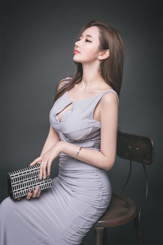 性感乳神美女丰乳美臀婀娜多姿大胆摄影艺术写真