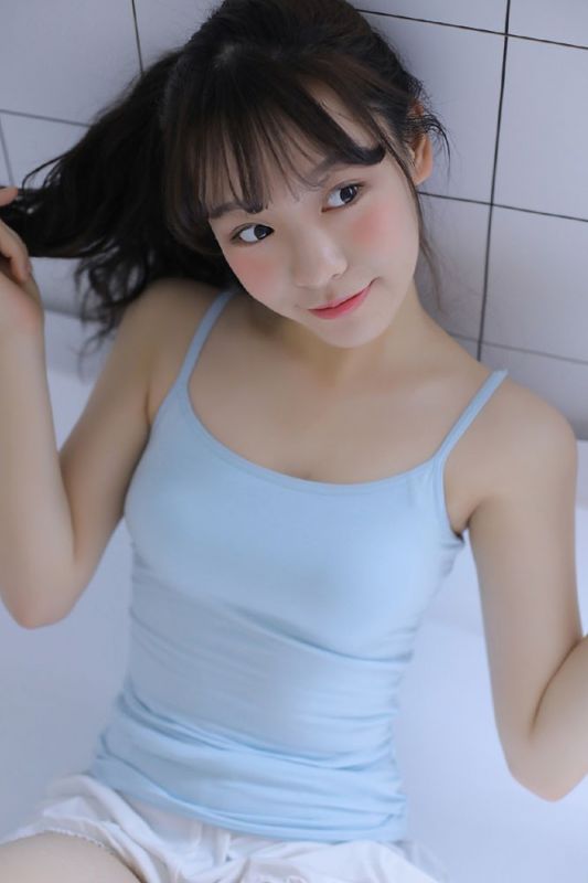 小萝莉美女浴缸玩泡泡湿身白嫩性感人体艺术写真