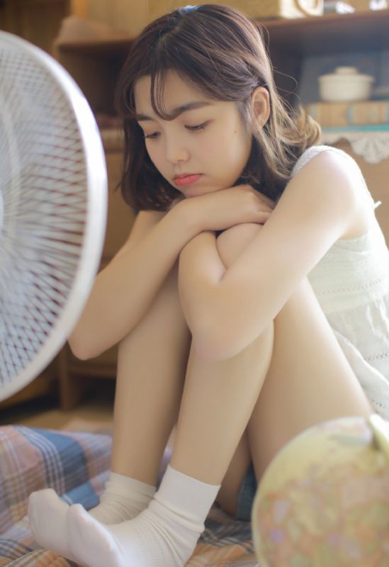 玻璃窗前美色清纯妹妹水嫩脸蛋甜美惹人疼爱居家写真