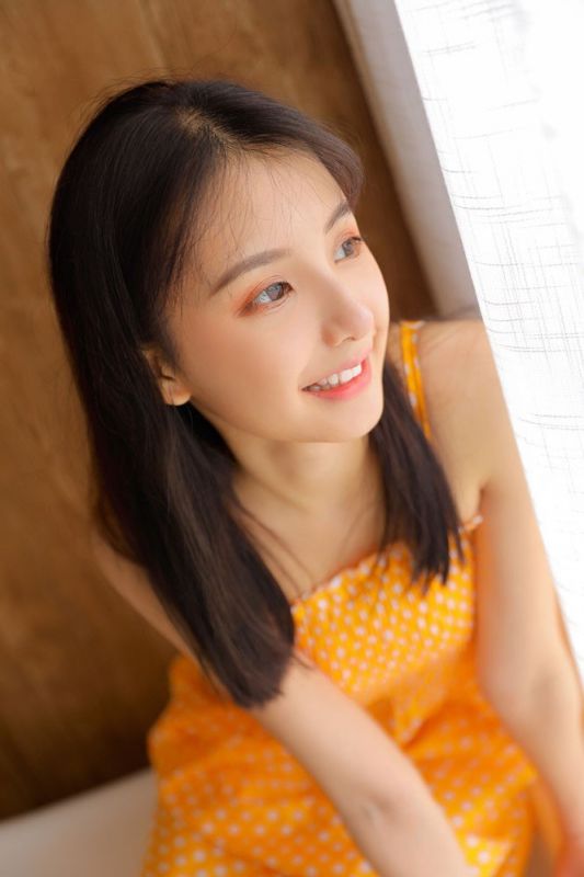 日本小可爱妹妹橘黄色吊带浴缸戏水性感养眼摄影写真
