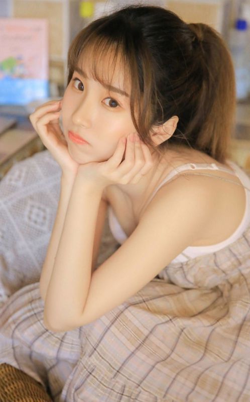 麻花辫美女户外吊带酥胸年轻的萝莉阿姨诱惑写真