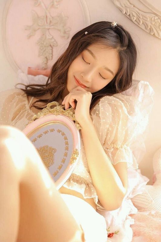 梦幻蕾丝睡衣美女床上白嫩人体诱惑性感私房艺术摄影图片