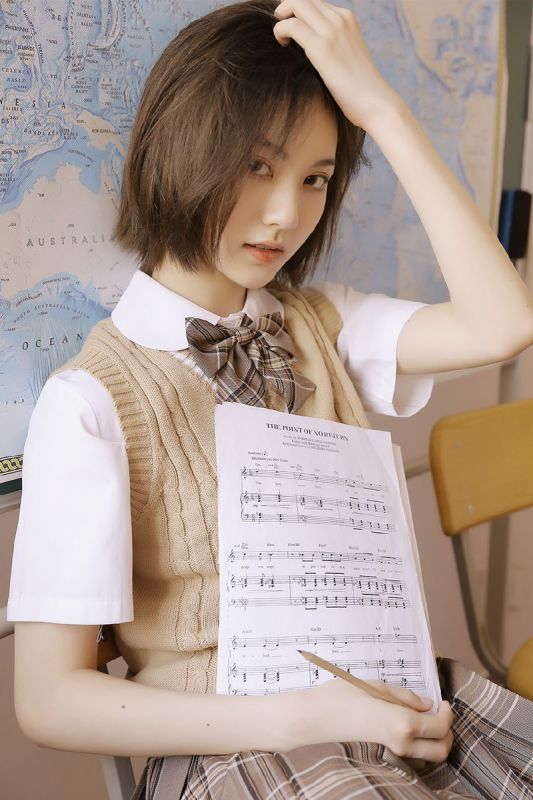 帅气冷艳眼神少女教室洒脱自由写真图片