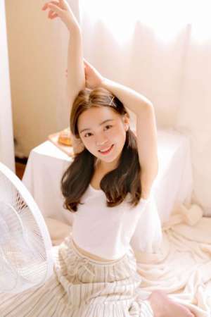 长腿美女古灵精怪床上自由运动性感诱惑照