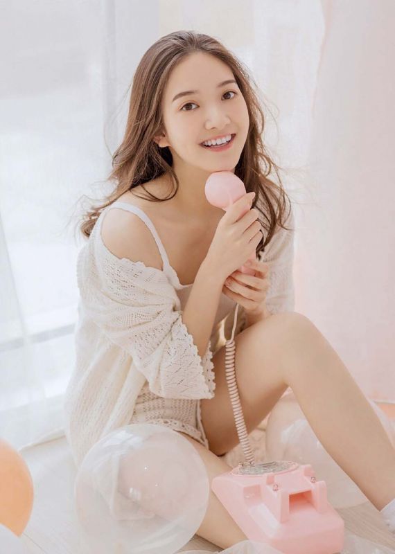 素人御姐薄纱内衣惊艳女神气质室内写真